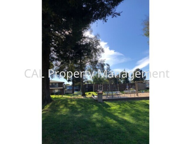 Building Photo - Condo for rent in North Salinas!