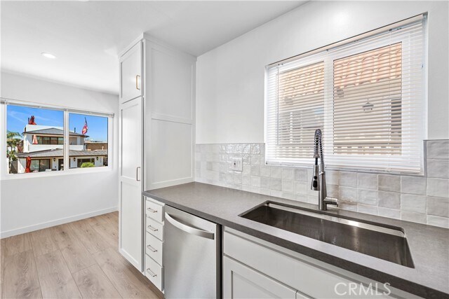 Building Photo - 223 Avenida Victoria