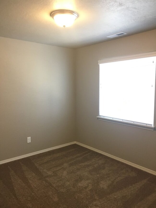 Building Photo - Cozy 2BR Home with Covered Patio & Animal-Friendly Yard – Utilities Included!