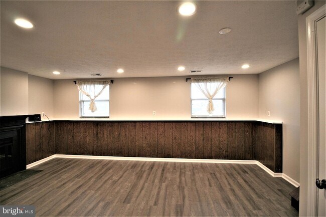 Building Photo - 507 Smoketree Ct