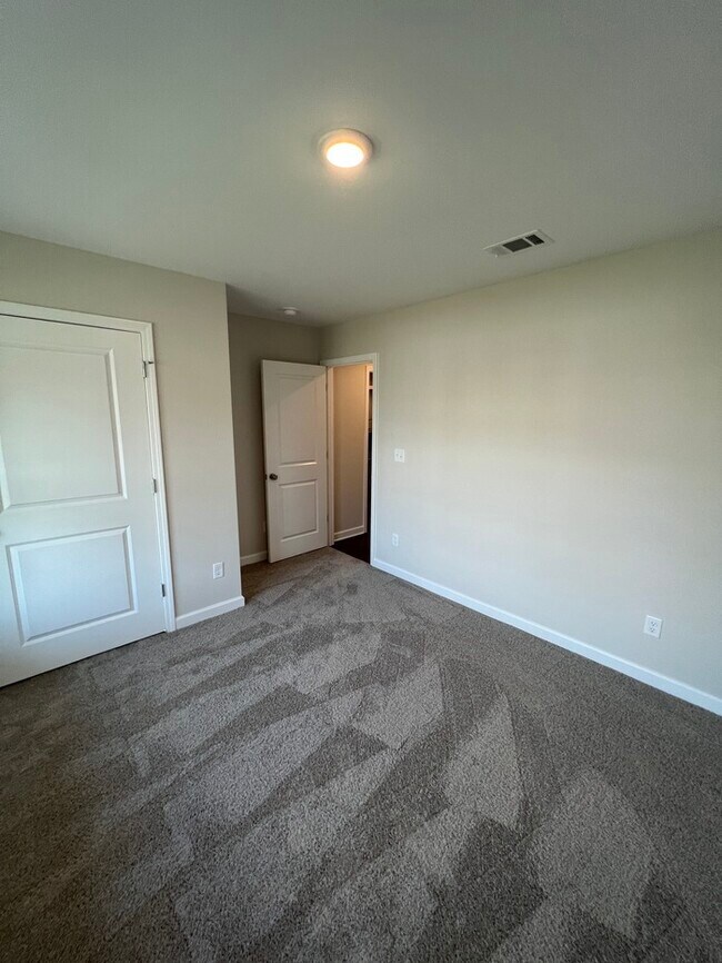 Building Photo - FIRST MONTH'S RENT FREE!