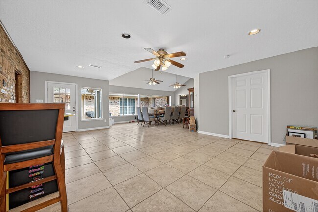 Building Photo - 1910 Claiborne Dr