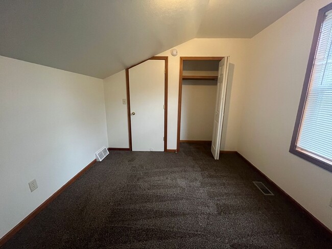 Building Photo - 3 Bedroom Duplex Available in Goshen