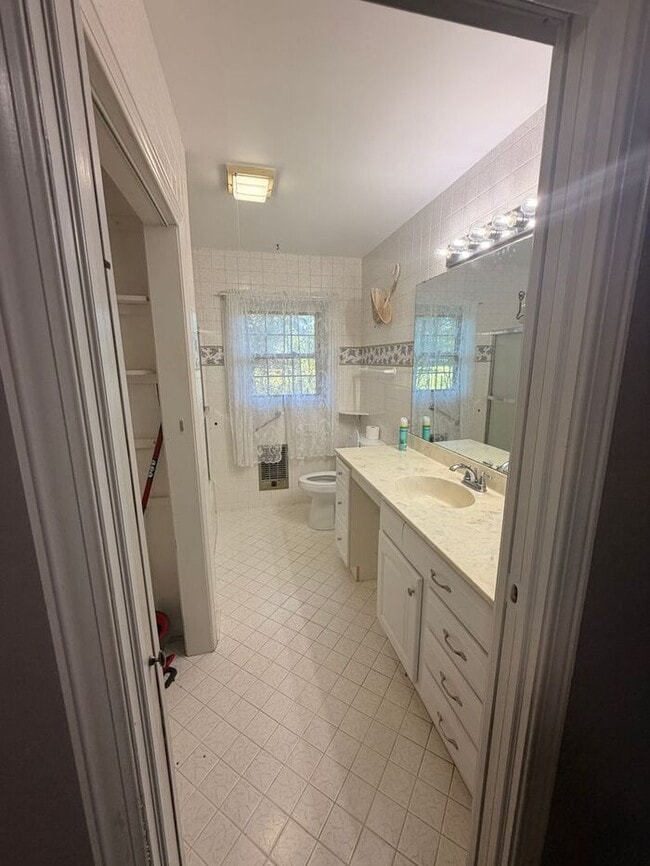 Building Photo - Home on 2.5 Acres in laurens!!