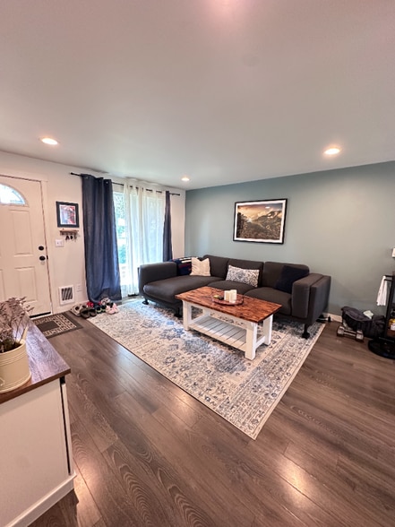 Building Photo - 2323 Oak Dr