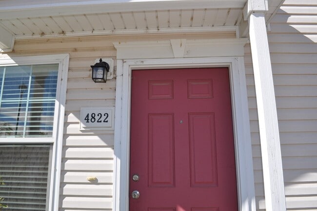 Building Photo - Great looking 2 bed 1.5 bath townhouse nea...
