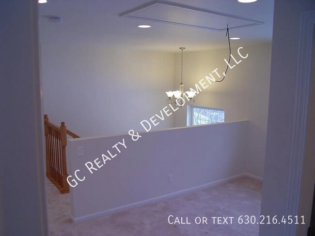 Building Photo - ***FULLY UPDATED HOFFMAN ESTATES HOME / BI...