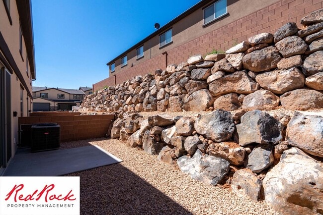 Building Photo - Spacious Townhome in Hurricane Heights