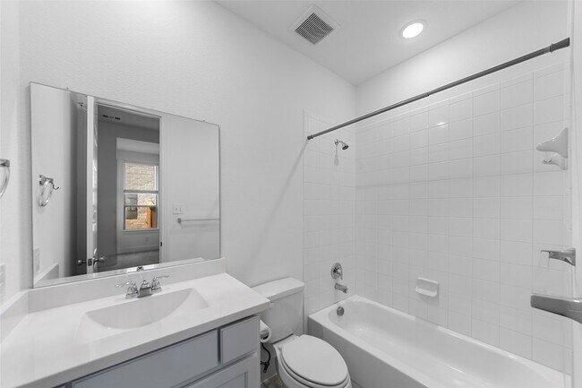 Building Photo - 2025 St Andrews Dr