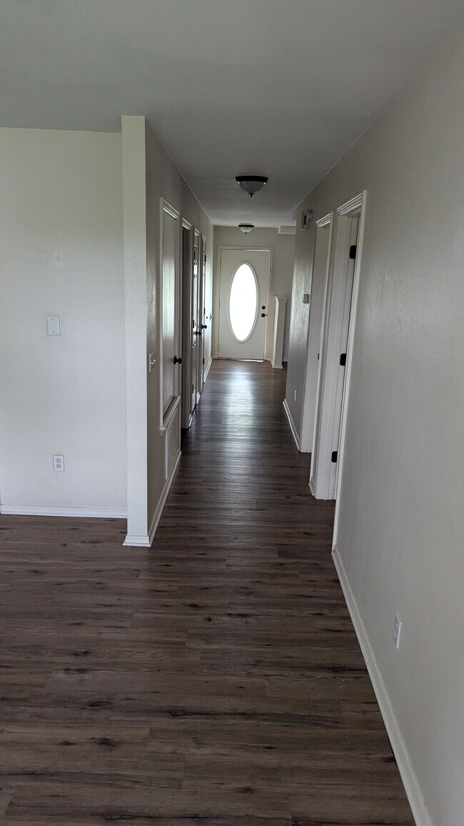 Building Photo - 809 E Eastview Dr