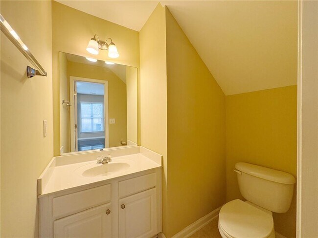Building Photo - 2442 Fairlie Dr