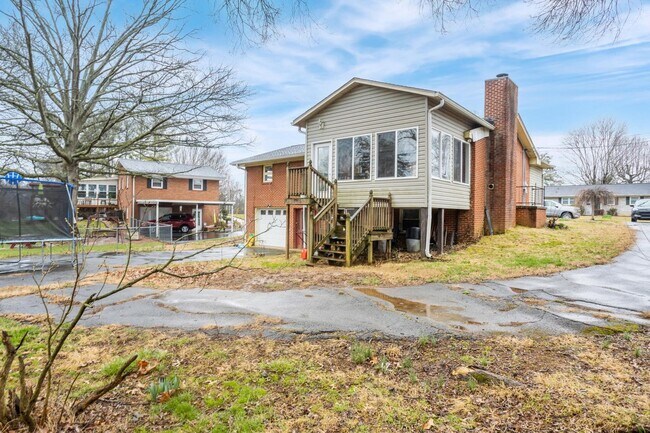 Building Photo - 3 Bedroom / 2.5 Bath Home ? Johnson City, TN