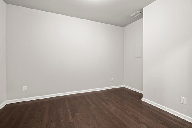 Building Photo - Townhouse - 4 Beds - 4 Bath