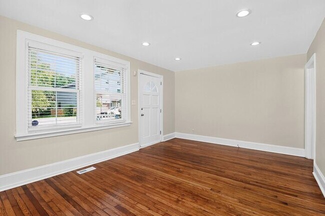 Building Photo - Charming 2BD/1BA Home Near Lakewood Park!