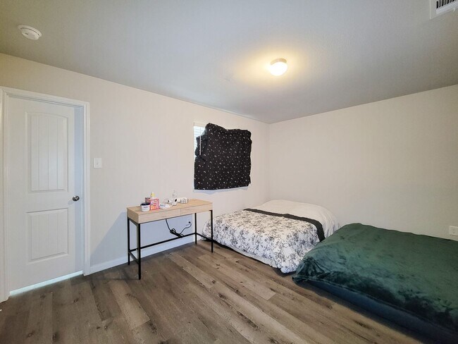 Building Photo - THIS THREE BED, FOUR BATH, CANAL FRONT HOM...