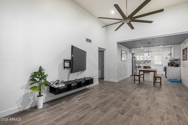 Building Photo - 2934 N 22nd Pl