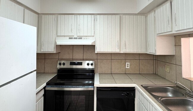 Building Photo - 2 Bed, 1.5 Bath Condo with Pool & Carport ...