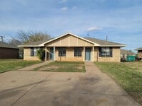 Building Photo - 66 Lori Dr