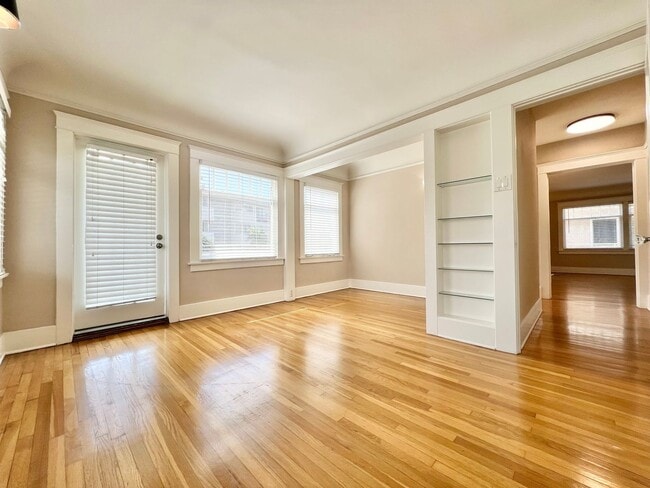Building Photo - Sun-Drenched Top Floor 3BD in the Heart of Belmont Heights | Garage Included