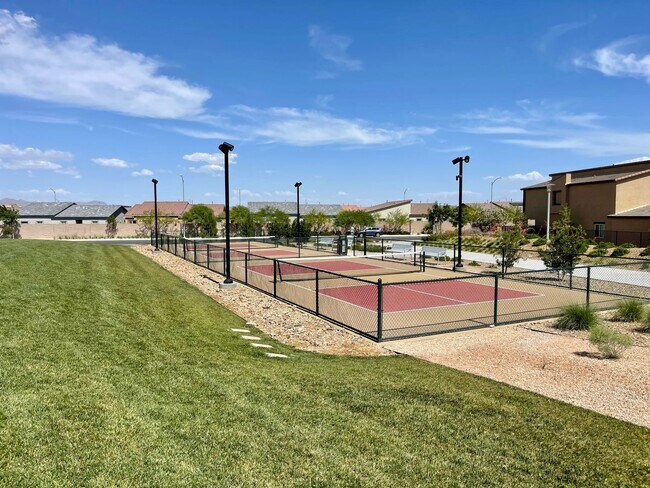 Building Photo - AMAZING GATED 3 BED 2.5 BATH 2 CAR GARAGE !