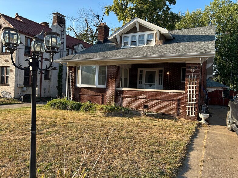Primary Photo - 2005 W Ayres Ave
