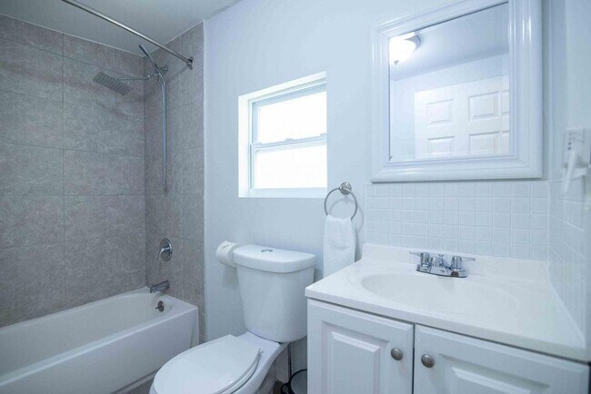 Building Photo - 915 3rd St