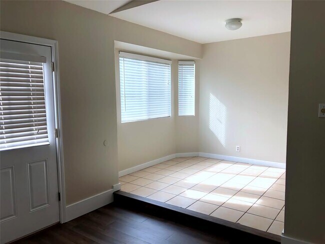 Building Photo - 1915 Magazine St