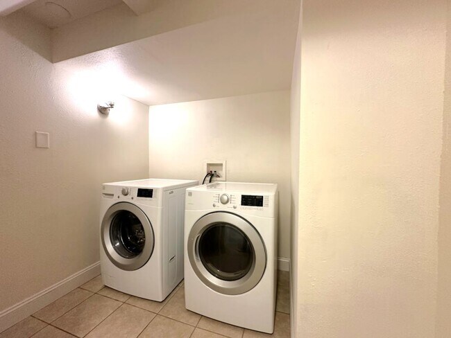 Building Photo - Updated 5 bedroom 2.5 bathroom home in Uni...
