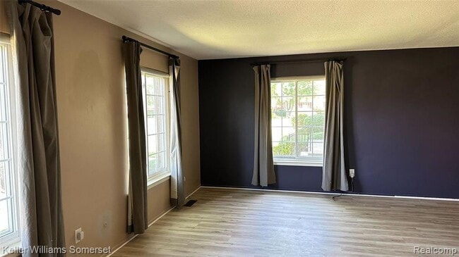 Building Photo - 685 E Fox Hills Dr