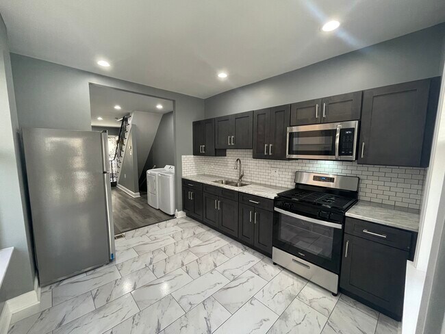 Building Photo - 1611 S Yewdall St