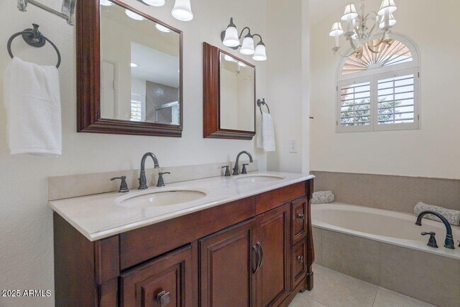 Building Photo - 4020 E Laurel Ln