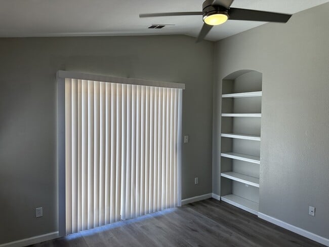 Building Photo - Modesto Cute 4 Bedroom 2 Bath Single Story...