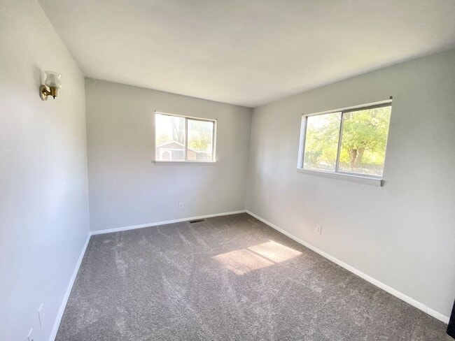 Building Photo - 4 bedroom ranch style hom