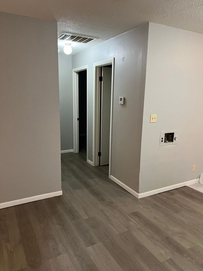 Building Photo - 2 bedrooms, 1 bath duplex