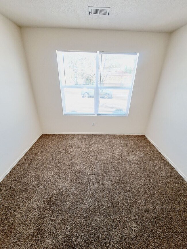 Building Photo - 3 bed 2 bath home in Huning Ranch!