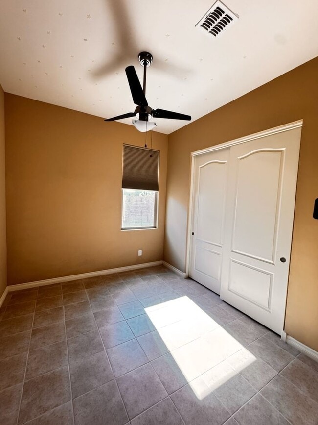 Building Photo - 4 Bedroom + den energy efficient Hamilton High