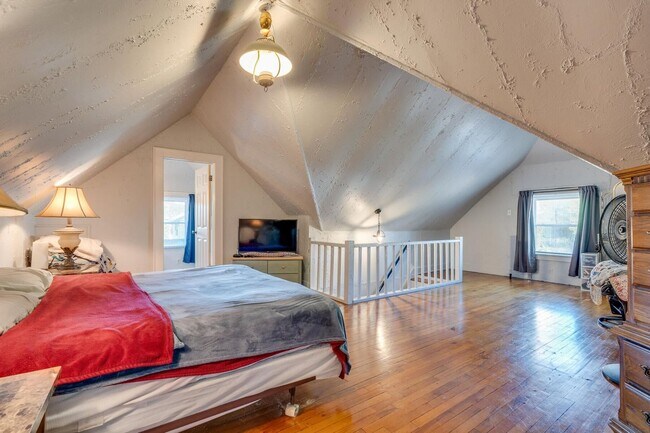 Building Photo - Coming Soon!! Charming 3 bed 2 Bath | Sunroom + Garage + Patio | Summer Special !