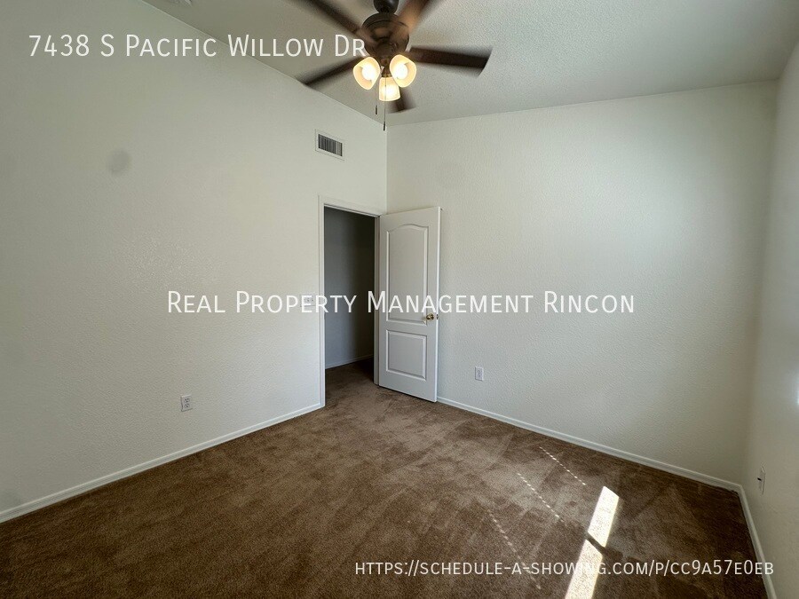 Building Photo - 7438 S Pacific Willow Dr