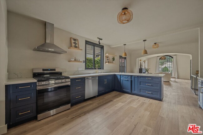 Building Photo - 8822 Rosewood Ave