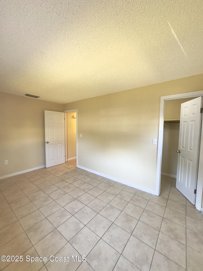 Building Photo - 2466 Uranus Dr