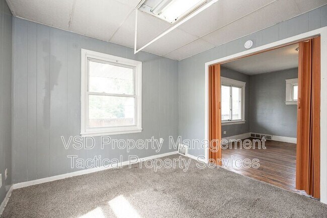 Building Photo - 6924 Claasen Ave