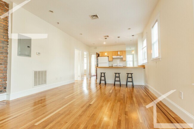 Building Photo - No Brokers Fee, Pets Friendly, Eat-in Kitchen, Big Bedrooms, Laundry on a Site