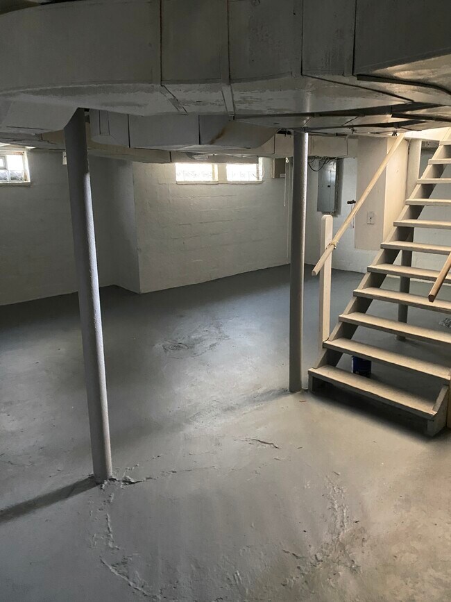 Building Photo - 74 E Iroquois Rd