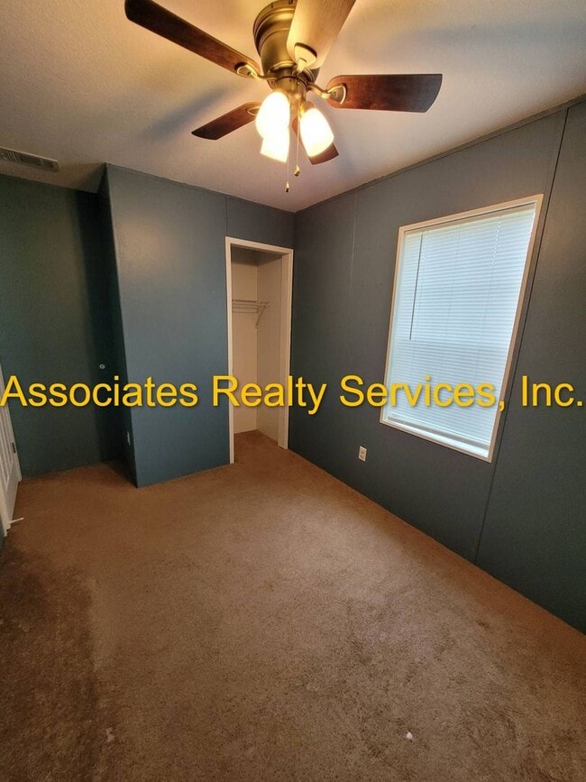 Building Photo - Remodeled and just on the Market!