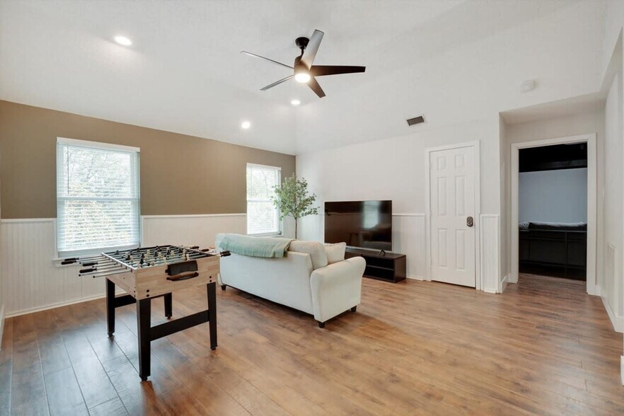 Building Photo - 2200 Glenbrook St