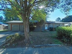Building Photo - 3 Bedroom House ~ Centrally Located ~ Pet ...