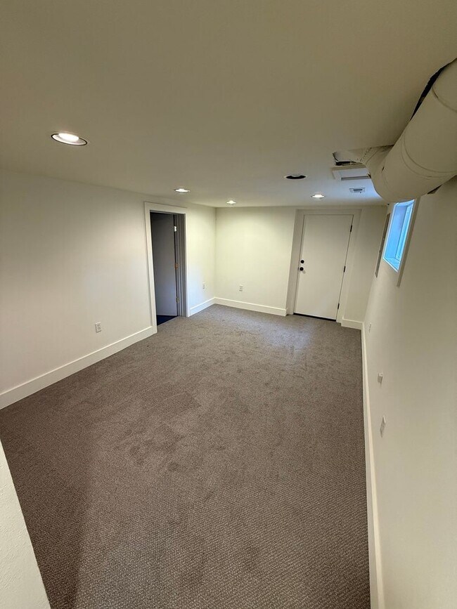 Building Photo - Charming Sellwood Gem in the Heart of SE P...