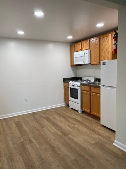 Building Photo - Riveredge Square Apartments