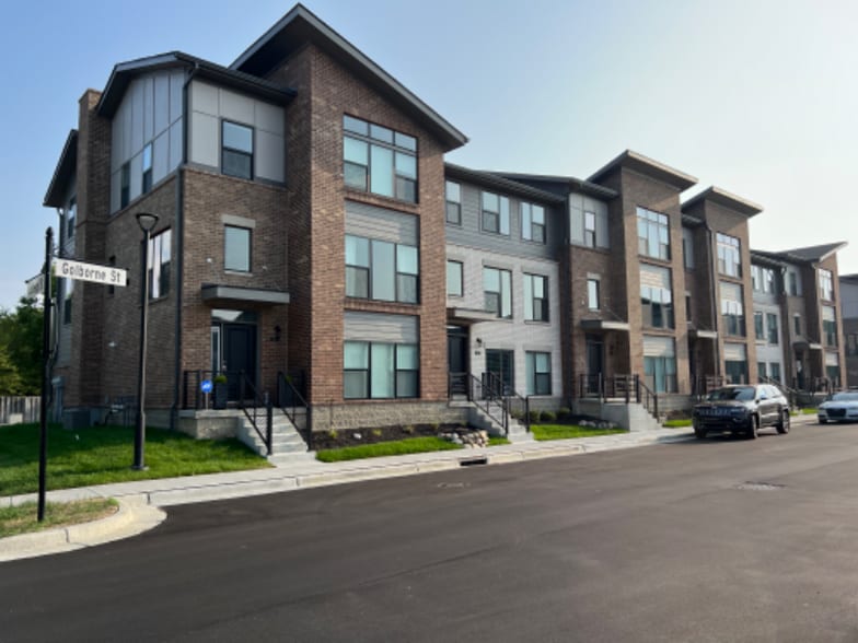 Building Photo - 677 Golborne St