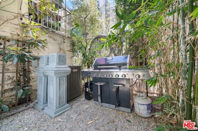 Building Photo - 1145 Larrabee St